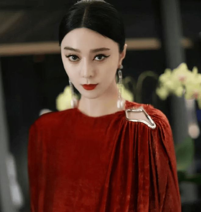 红唇显立体五官穿“窗帘裙”惊艳四座！k8凯发入口43范冰冰杀疯了！油头配