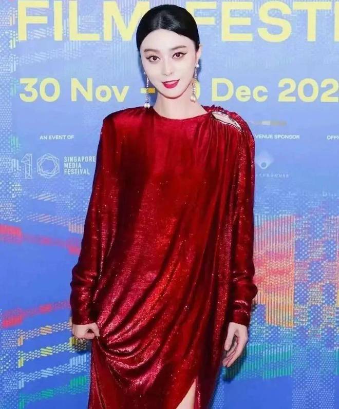 红唇显立体五官穿“窗帘裙”惊艳四座！k8凯发入口43范冰冰杀疯了！油头配(图3)